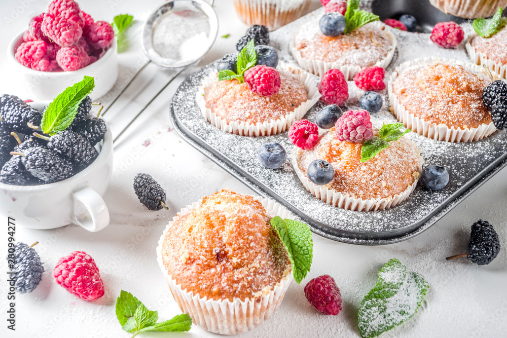 Muffins or cupcakes with berries Muffins or cupcakes with berries