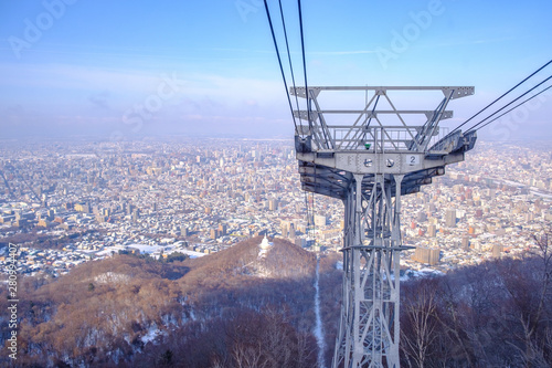 Foto Moiwa ropeway stand from the base of the mountain to the top in winter season