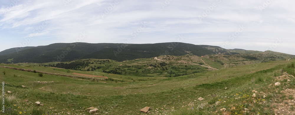 Obraz premium Path through the mountains of Valdelinares in Summer