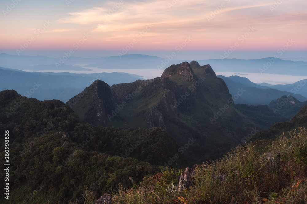 Obraz premium Scenery of mountain range in wildlife sanctuary at sunrise morning