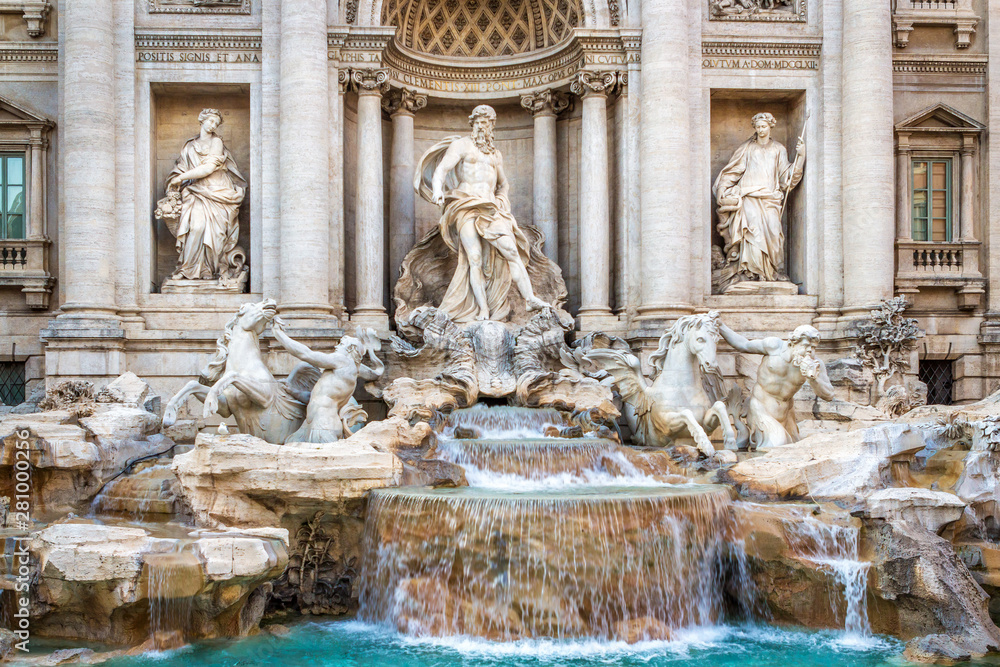 Φωτογραφία The famous fountain of the Trevi in Rome, executed in the Baroque style