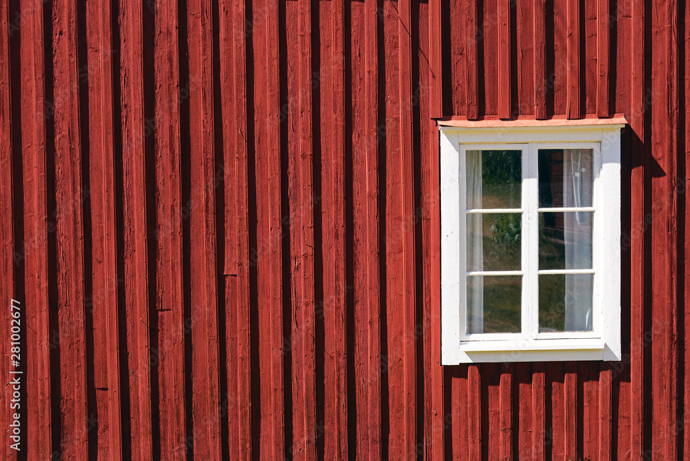 alte rote Bretterwand mit weißem Sprossenfenster