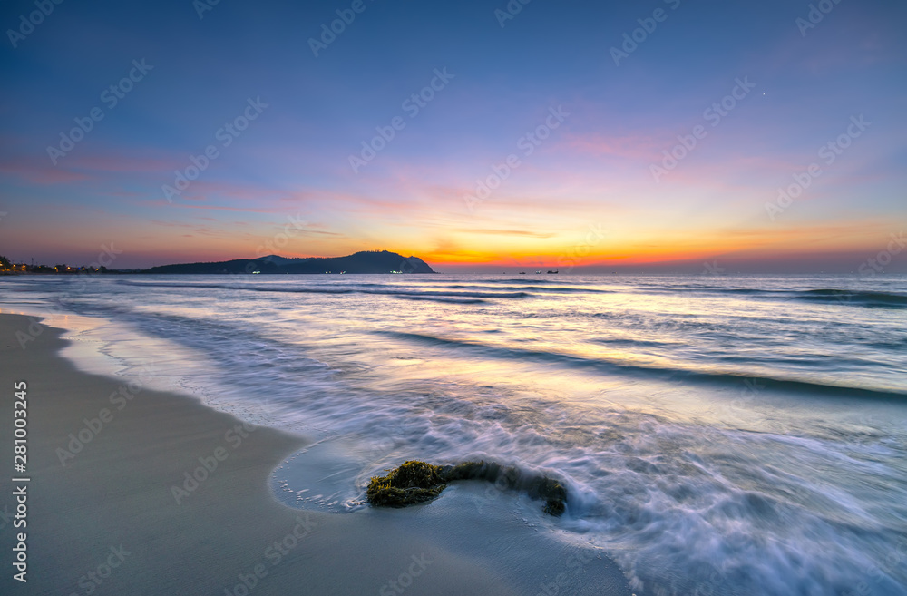 Obraz premium Dawn on the beautiful beach with full of purple colors in the sky welcomes the beautiful new day