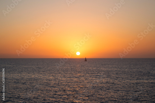 Atardecer con velero