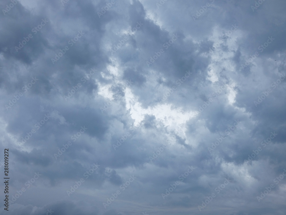 Nubes amenazadoras de tormenta inminente; nubes grises cargadas de agua. Lluvia