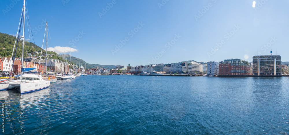 Panoramablick in den Hafen von Bergen (Norwegen)