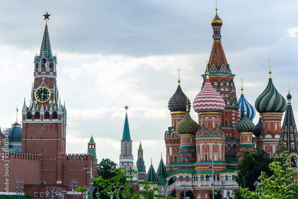 Fototapeta premium Widok na Kreml Moskiewski, Wieżę Spasskaya i Cerkiew Wasyla Błogosławionego. Letni wieczór w Moskwie w czerwcu 2019 r. Miękka selektywna ostrość
