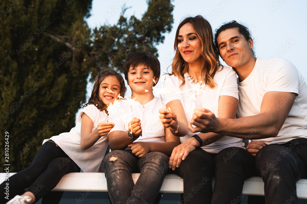 Fototapeta premium Family with happy sparklers