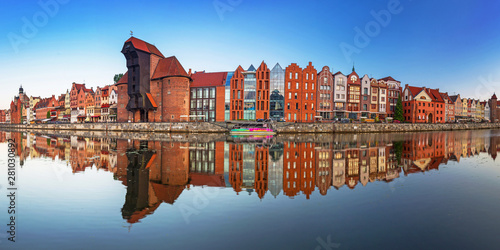 Gdańsk z pięknym starym miasteczkiem nad Motławą przy wschodem słońca, Polska.