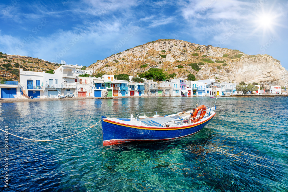 Blick auf das traditionelle Fischerdorf Klima mit den bunten Bootshäusern direkt am Meer, Milos, Kykladen, Griechenland