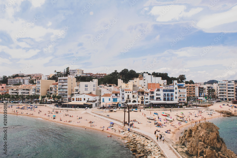 playa barcelona mar mediterráneo arena agua azul marrón cielo toldos personas verano Blanes Costa Brava 