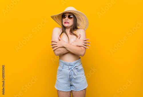 Photo Young caucasian woman wearing a straw hat, summer look going cold due to low temperature or a sickness