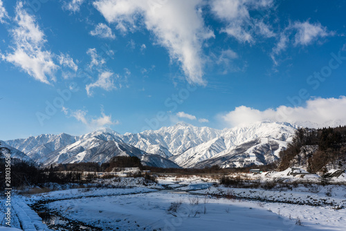 冬の川と白馬岳 © tetsusan