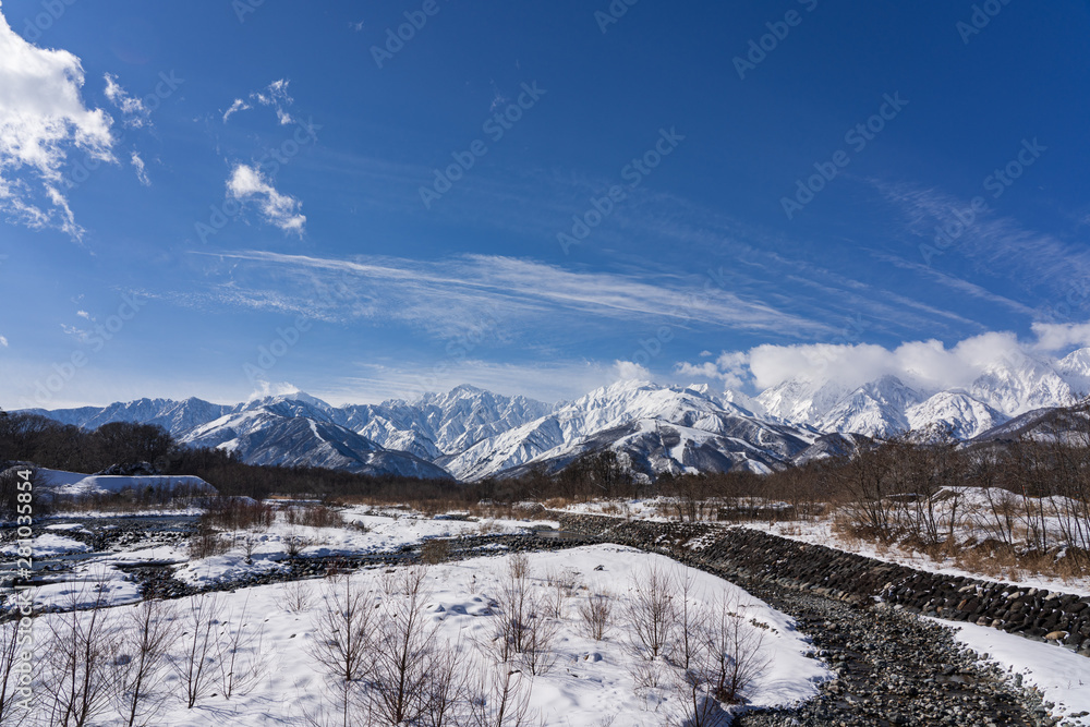 白馬岳と冬の青空