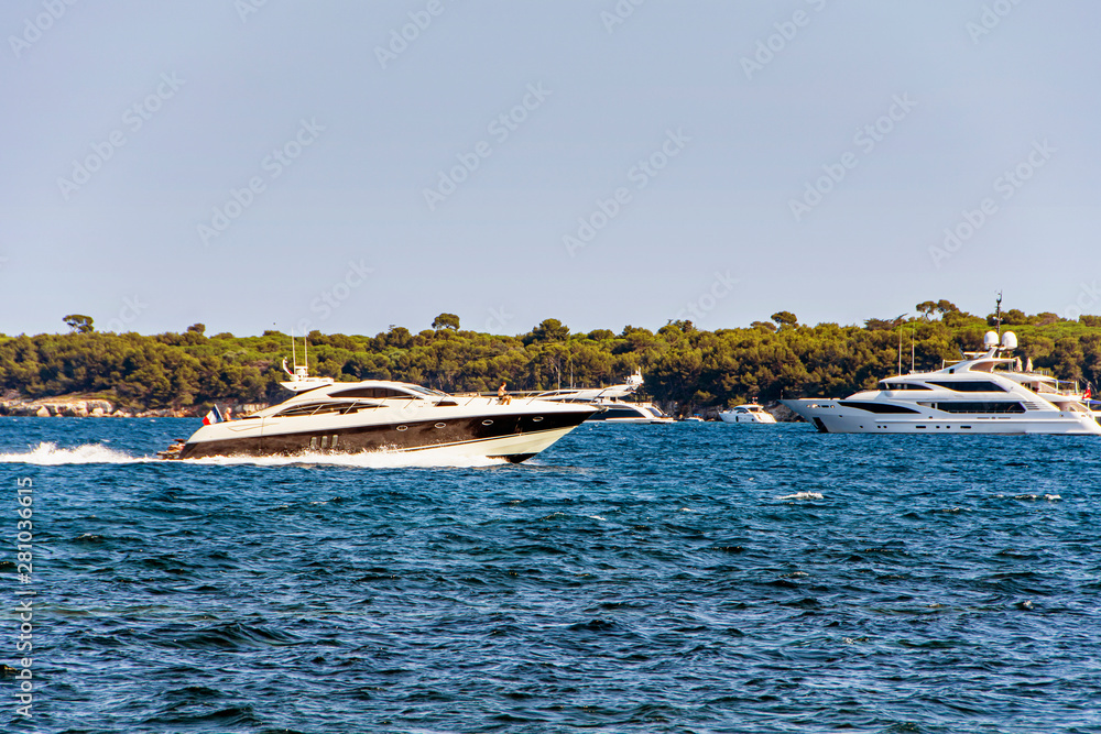Obraz premium Sea bay marina with yachts and boats in Cannes