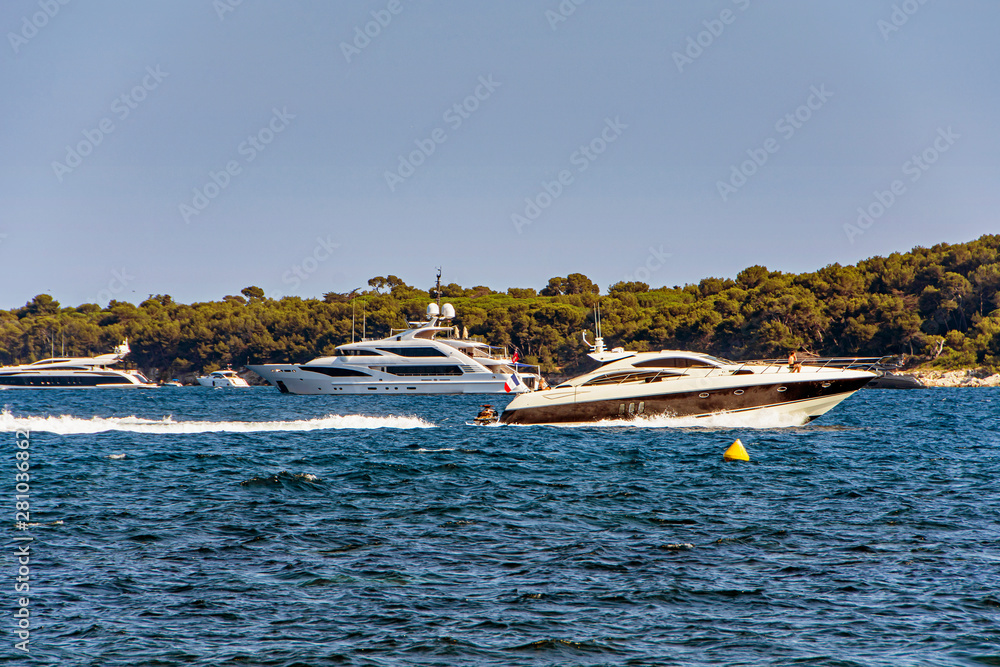 Obraz premium Sea bay marina with yachts and boats in Cannes