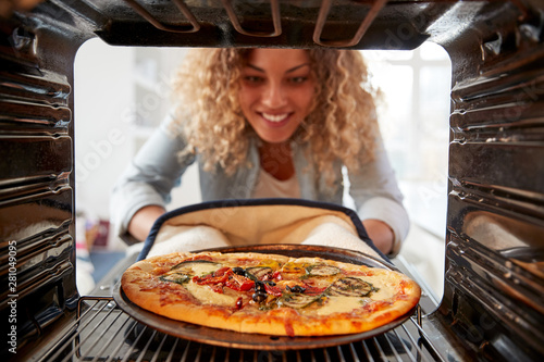 Fotografia View Looking Out From Inside Oven As Woman Cooks Fresh Pizza