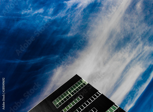 immeuble de bureaux avec ciel bleu