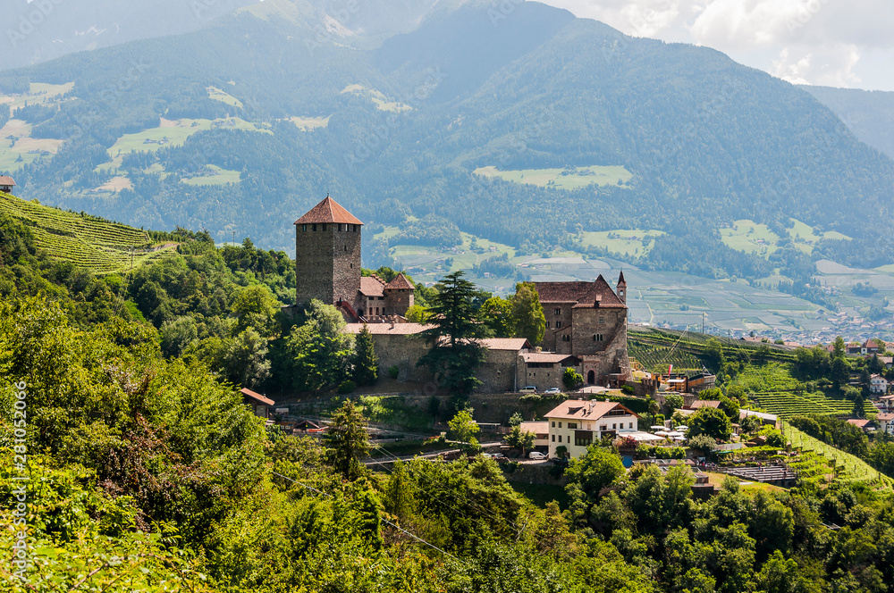 Dorf Tirol, Schloss Tirol, Herrschaftsweg, Waalweg, Wanderweg, Vinschgau, Weinberge, Südtirol, Sommer, Italien