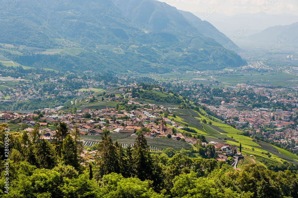 Dorf Tirol, Meran, Waalweg, Weinberg, Wanderweg, Obstbäume, Meranerland, Vinschgau, Südtirol, Sommer, Italien