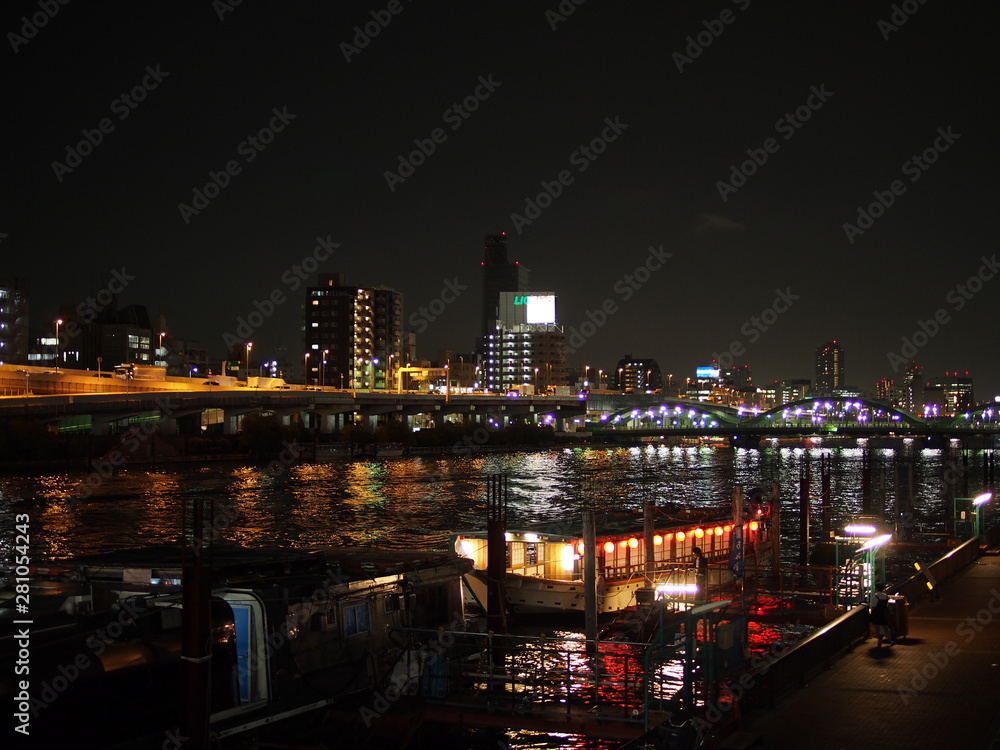 東京の夜景　隅田川の屋形船の夜景