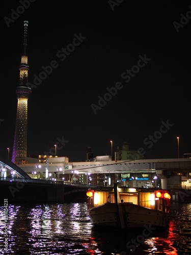 隅田川の屋形船の夜景