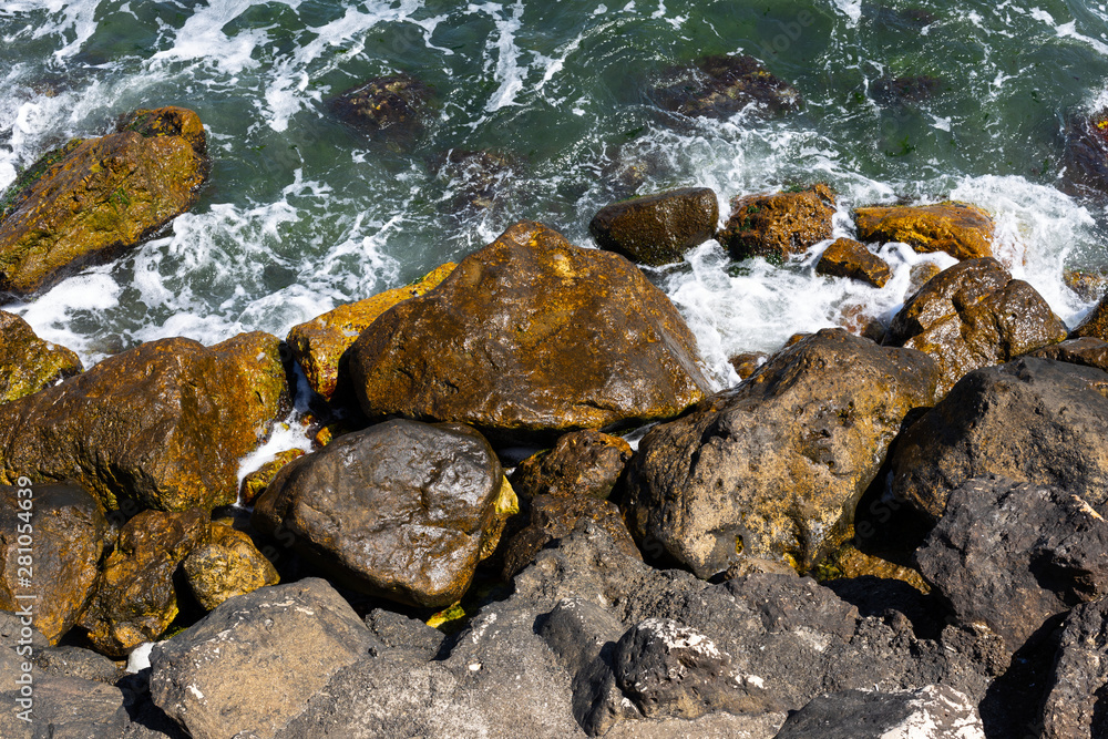 Obraz premium Waves splash on the rocks