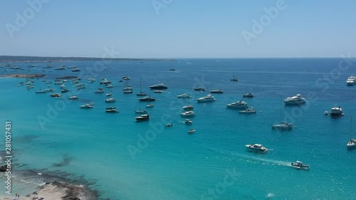 Traumurlaub mit Yachten und Segelboote liegen vor Anker auf klarem Wasser im Meer in der Karibik