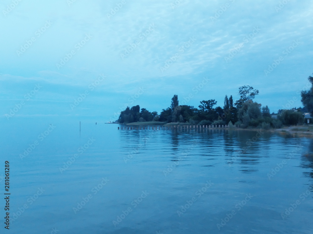 maison au bord de l'eau d'un lac bodensee constance