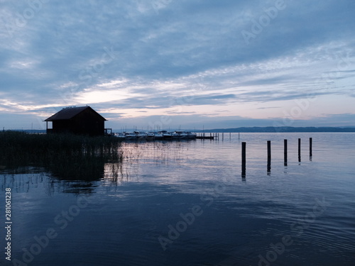 cabane en bois au bord de l'eau d'un lac © Ourson+