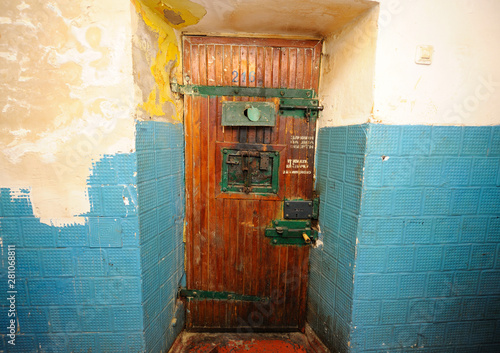 Εκτύπωση καμβά Door of a cell for prisoners with locker, door latch and peephole