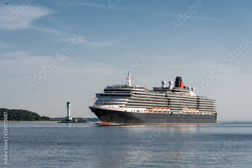 Kiel, Deutschland, 25.07.2019 – Das Kreuzfahrtschiff „Queen Victoria“ der Cunard Line von Leningrad kommend nach Kiel. Sie fährt in die Kieler Förde beim Leuchtturm Friedrichsort ein. photo