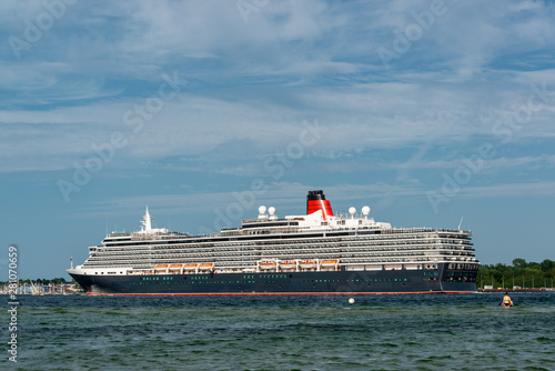 Die Queen Victoria der Cunard Line verläßt am Abend die Kieler Förde zu einer Kreuzfahrt in die Ostsee, vorbe am Falckensteiner Strand bei Friedrichsort photo