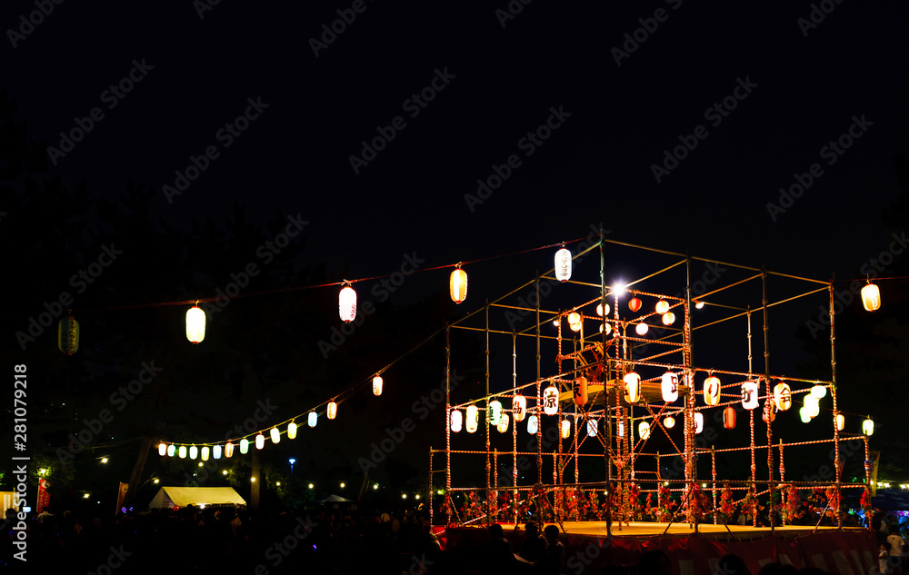 [夏の夕暮れイメージ] 提灯の明かりが郷愁を誘う，ふるさとで盆休みに開かれる盆踊り大会のシーン