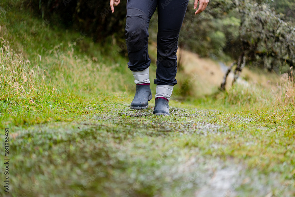 Mujer en caminata en el Páramo Nacional de Chingaza, Cundinamarca y Boyacá-Colombia Mujer en caminata en el Páramo Nacional de Chingaza, Cundinamarca y Boyacá-Colombia