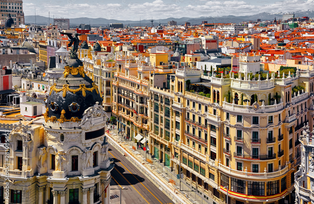 Madrid, Spain. Famous streets Gran Via and Calle de Alcala crossroads in Downtown. Top view to the classic Spanish buildings architecture. Stock 写真 | Adobe Stock