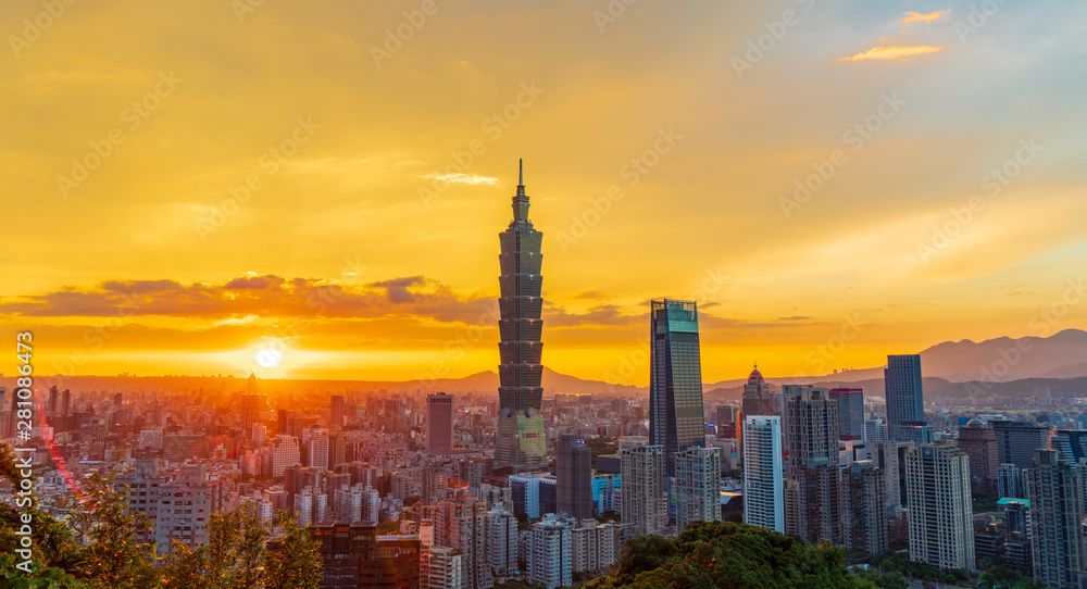 Obraz premium Panoramę miasta Tajpej w zachodzie słońca