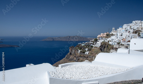 Casas blancas en la costa de Santorini