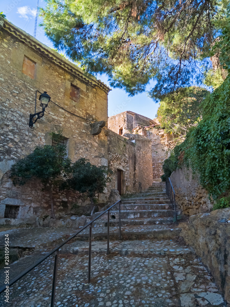Calle empedrada y con escalones de la localidad de  Altafulla en la Costa Mediterránea