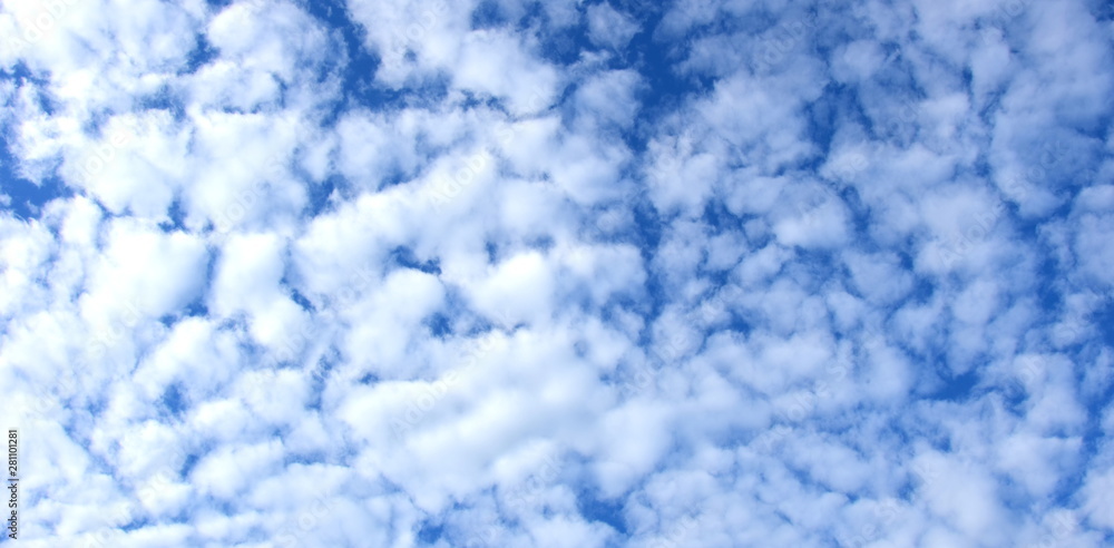 Schäfchenwolken - Weiße Wolken vor blauen Himmel