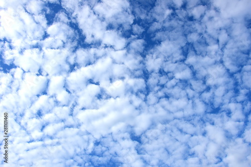 Schäfchenwolken - Weiße Wolken vor blauen Himmel photo