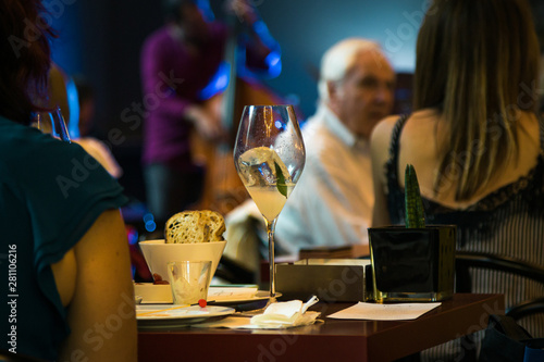 Foto Bicchiere di bino bianco in locale elegante