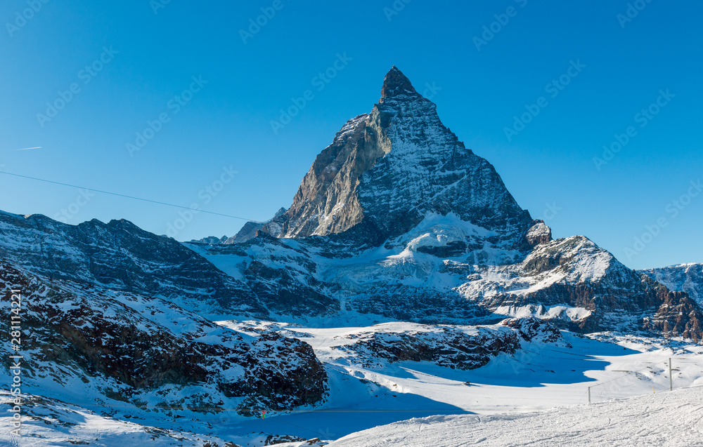 Matterhorn vor blauem Himmel in den schweizer Alpen mit Skigebiet