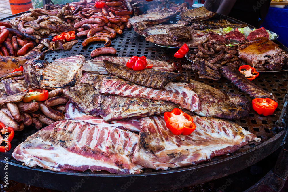 VARIOUS MEAT IN BARBECUE POR PARTY IN PEOPLE OF SPAIN 