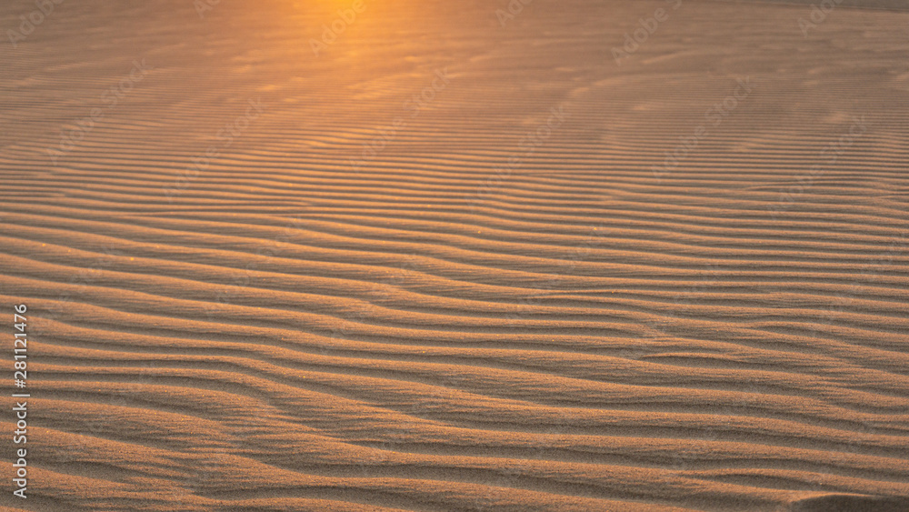 Obraz premium Ondas en la arena del desierto para wallpaper