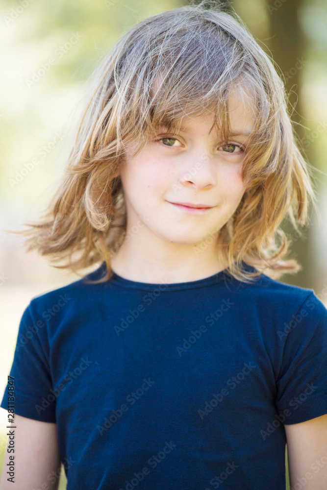 ritratto di bambino con capelli lunghi e biondi Stock Photo | Adobe Stock