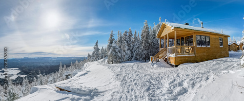 Quadro em tela Panoramic view of the wooden cabin at the edge, perfect winter day for a hike, M
