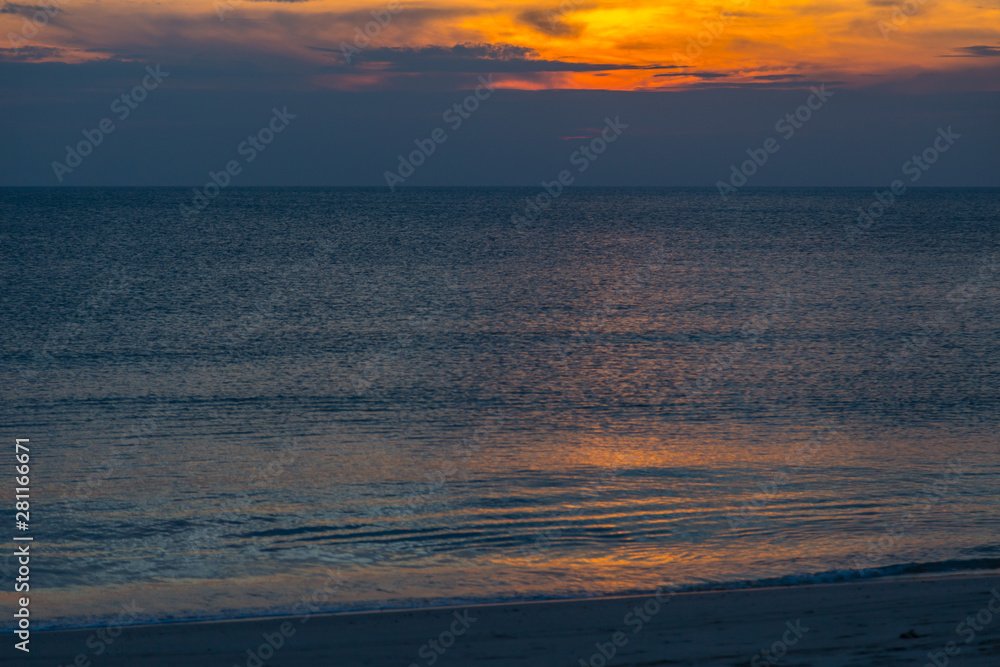 Obraz premium Siluette sunset at the beach