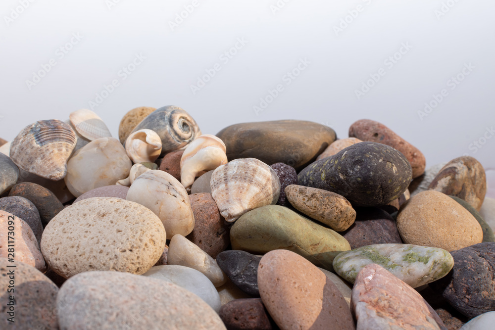 piedras pequeñas de colores con desgaste de playa hermosa, con algunos caracoles marinos y sedimentos piedras pequeñas de colores con desgaste de playa hermosa, con algunos caracoles marinos y sedimentos