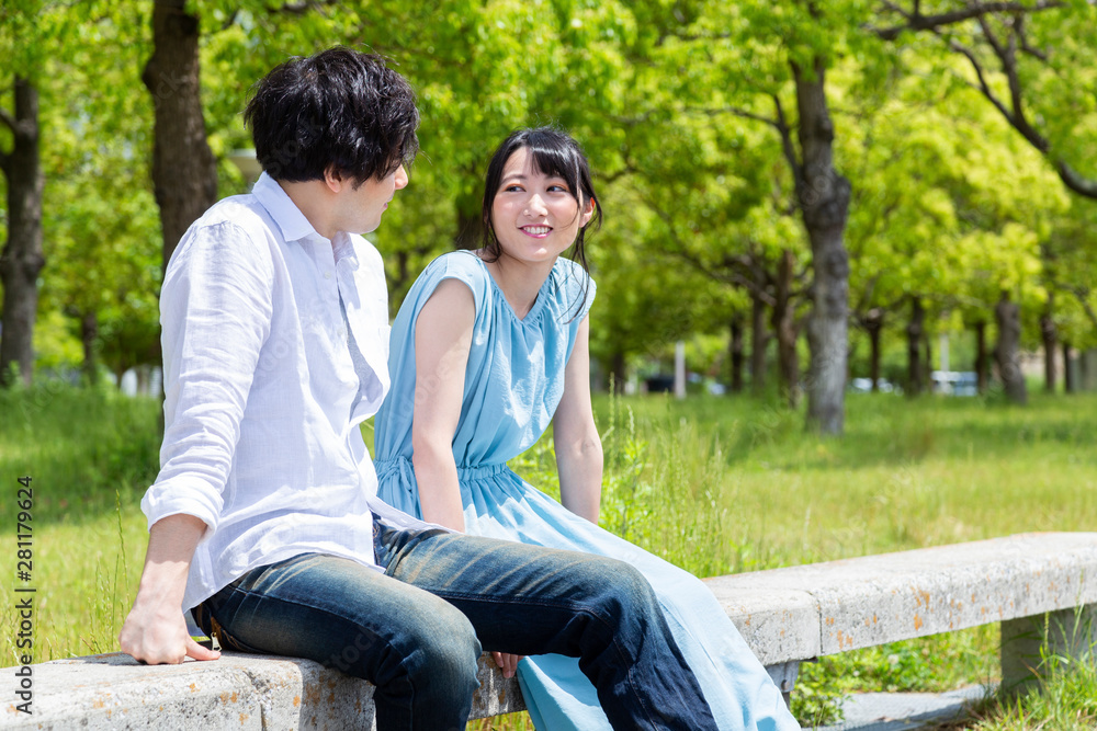 公園で談笑するカップル 公園で談笑するカップル
